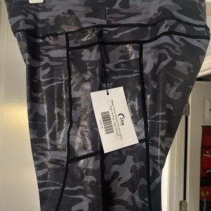 ZYIA Black Camo Metallic Pocket Light n Tight high Rise Capri 20”